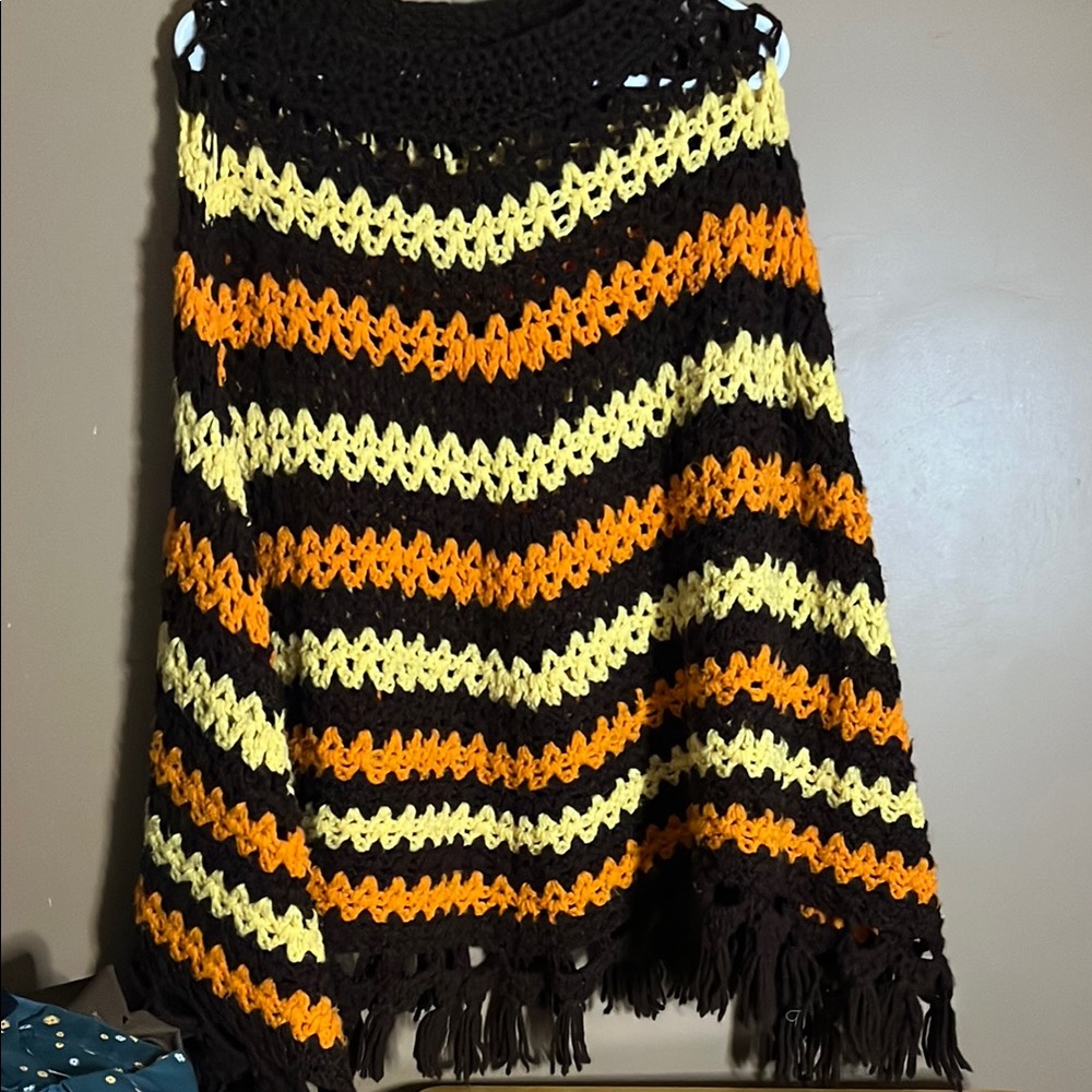😄Vintage hand crocheted poncho with fringe